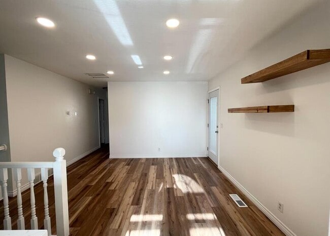 Building Photo - 11301 Sandy Ridge Dr