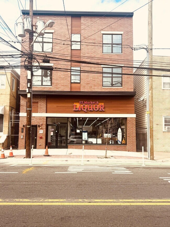 Building Photo - 185 Mallory Ave