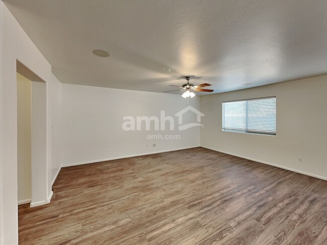 Building Photo - 466 E Penny Ln