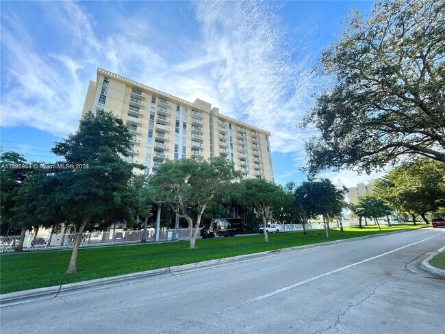 Foto del edificio - 2350 NE 135th St