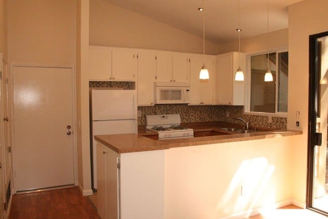 Building Photo - 10580 Lakeside Dr N