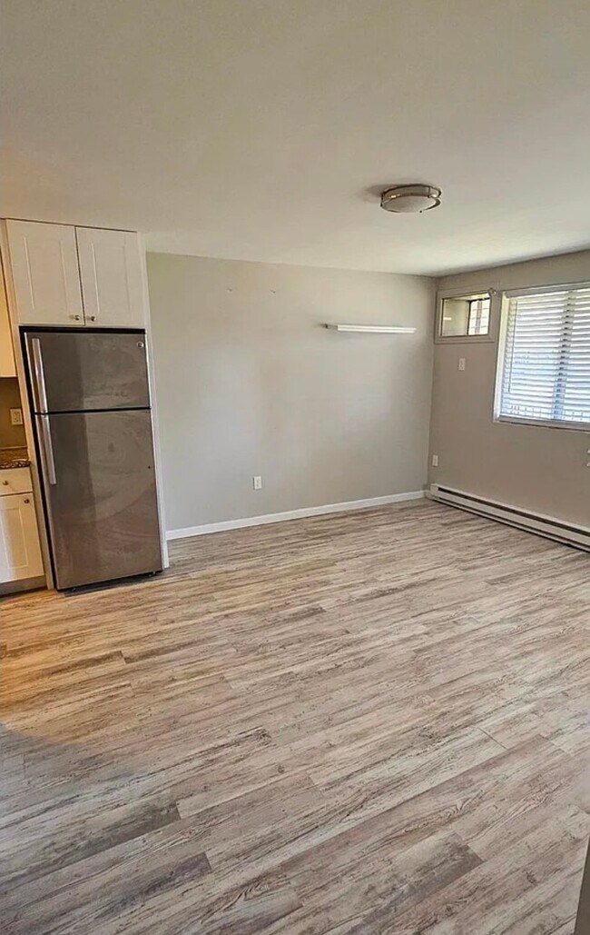 Foto del edificio - 131 Cosey Beach Ave