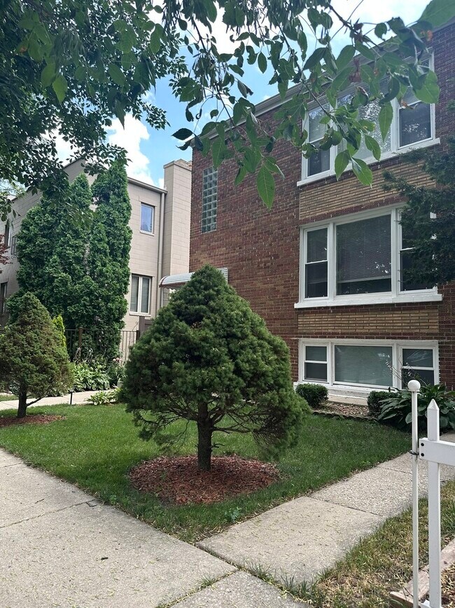 Building Photo - 2023 W Balmoral Ave