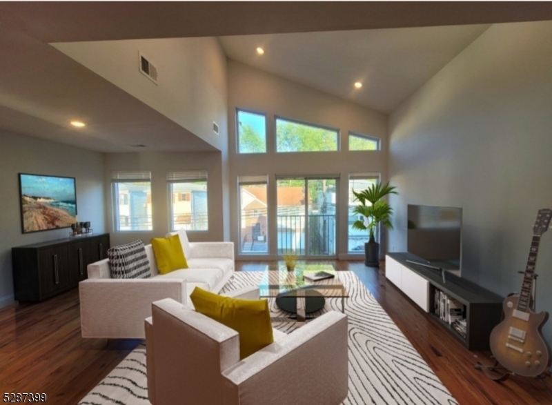 Foto principal - 129 Brookdale Ave