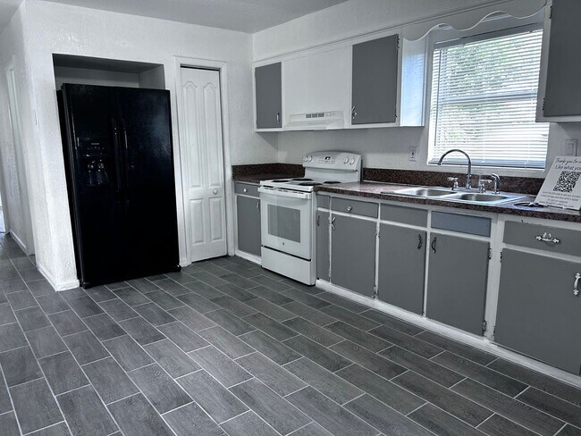 Foto del edificio - 3 bed/1 bath now available for RENT