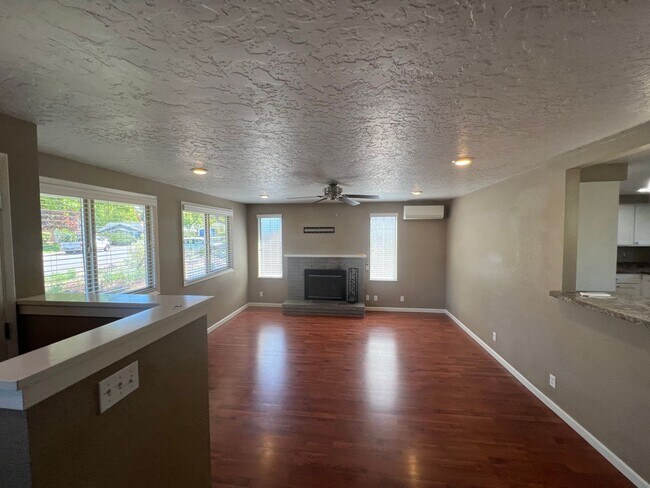 Building Photo - 3 Bedroom / 2.5 Bath Home located in Sprin...