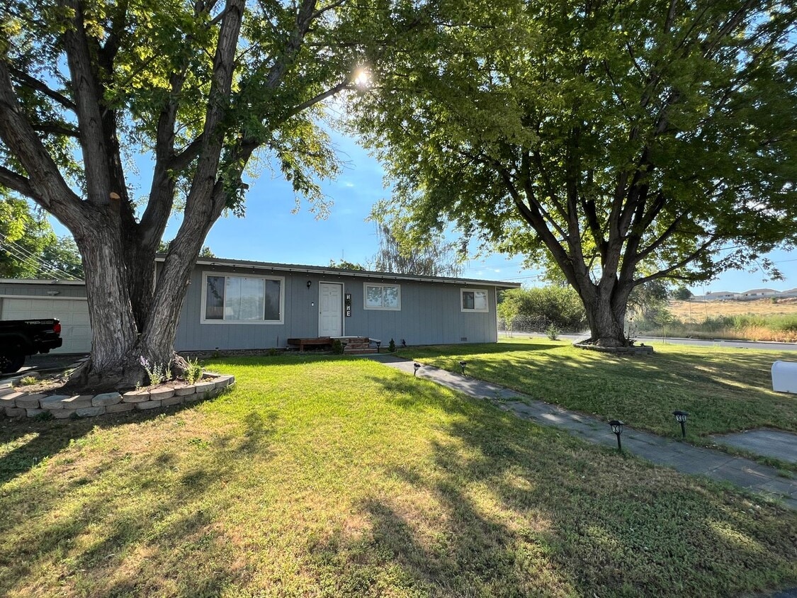 Primary Photo - Cozy Home on Corner Lot!