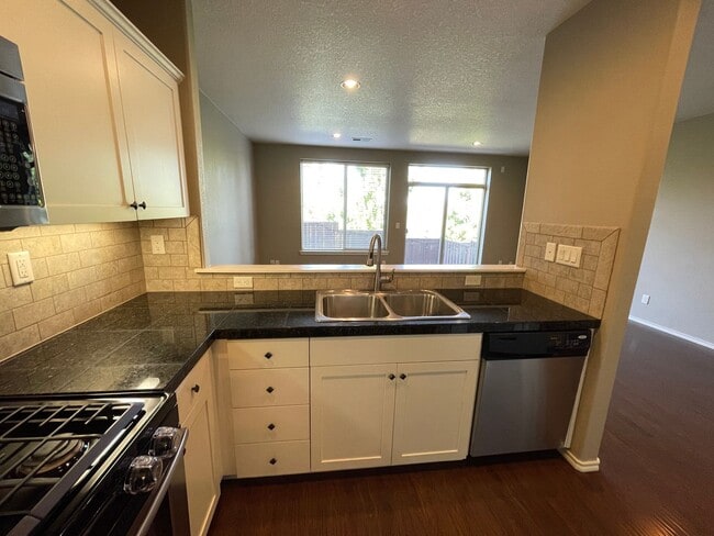 Building Photo - **$500 OFF THE FIRST FULL MONTH'S RENT** F...