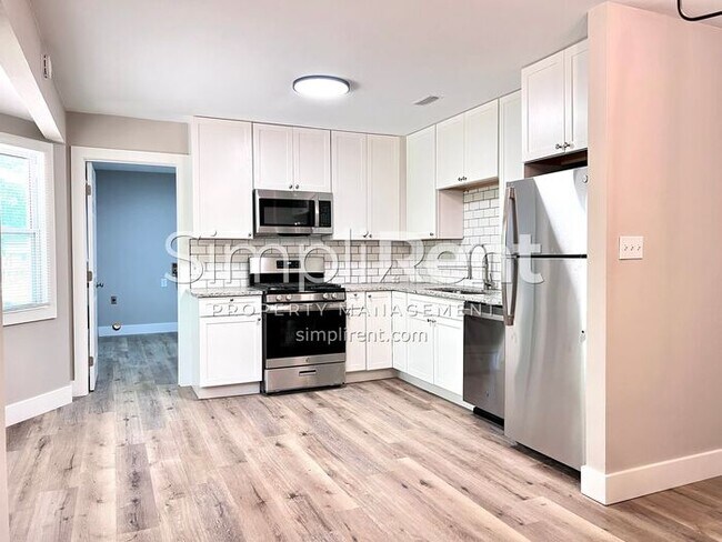 Building Photo - FULLY RENOVATED! 3 Bdrm / 2 Bath Home - Av...