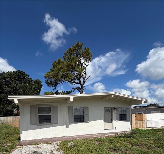 Building Photo - 7508 N Thatcher Ave