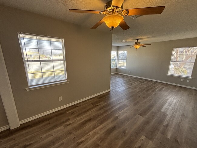 Building Photo - 3 bed 2 bath, move in ready!