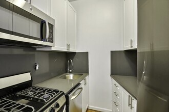 Building Photo - 876 Lexington Ave