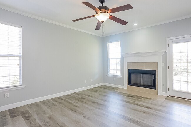 Foto del edificio - 611 Cornerstone Pl