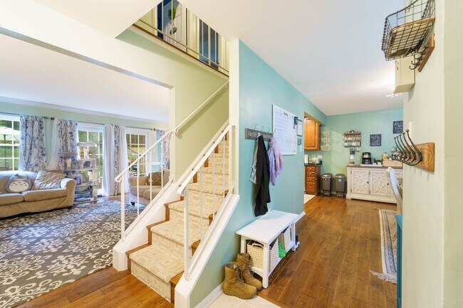 Foto del edificio - This 3 Bed 2.5 Bath Burke, VA Townhome is a Must See!
