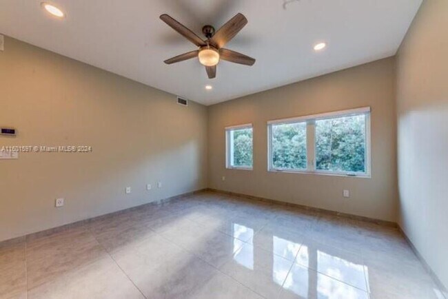 Building Photo - $2,700