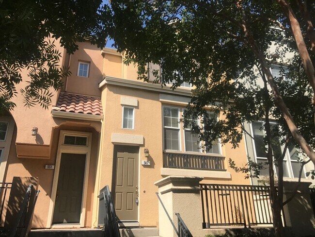 Foto del edificio - UPGRADED HOME IN HIGHLY CENTRAL SETTING.  RARE 3-BED/3-BATH FLOOR PLAN!