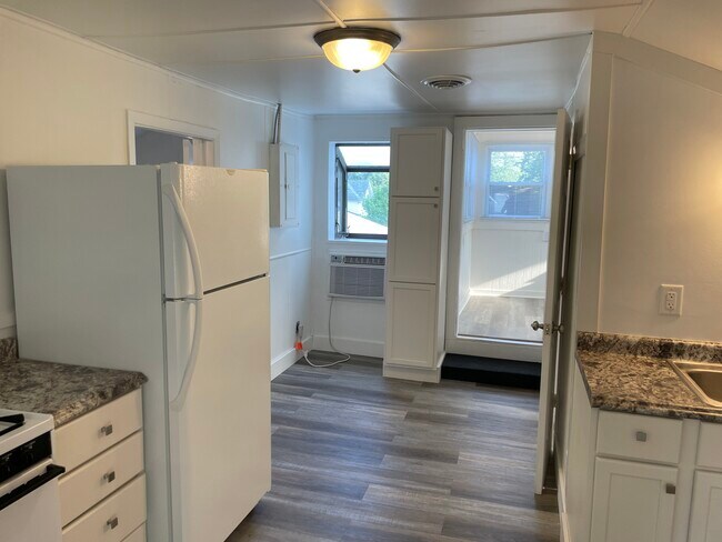 Kitchen - 511 E Lawrence St