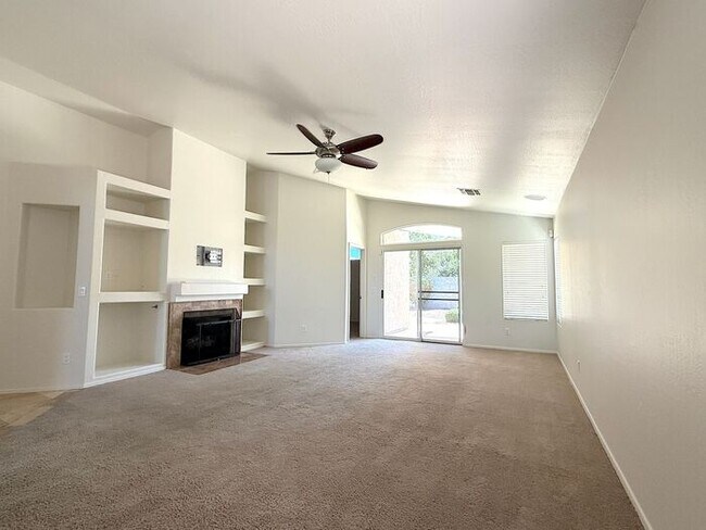 Foto del edificio - PRICE REDUCED – Fresh Updates in Prime Scottsdale Location!