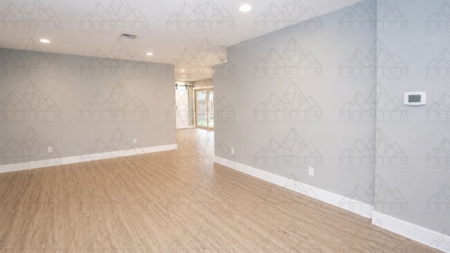 Foto del edificio - Renovated 3 bed 2 bath coming soon!