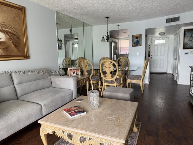 Foto del edificio - 8220 Sunrise Lakes Blvd