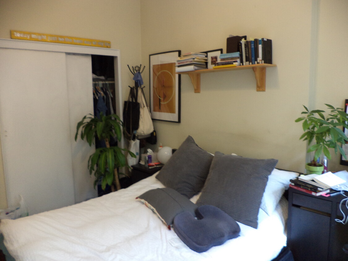FRONT BEDROOM - 807 President St