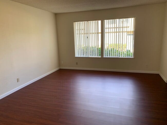 Building Photo - Spacious Townhouse