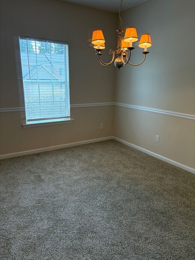 Building Photo - Large Home in Established Neighborhood