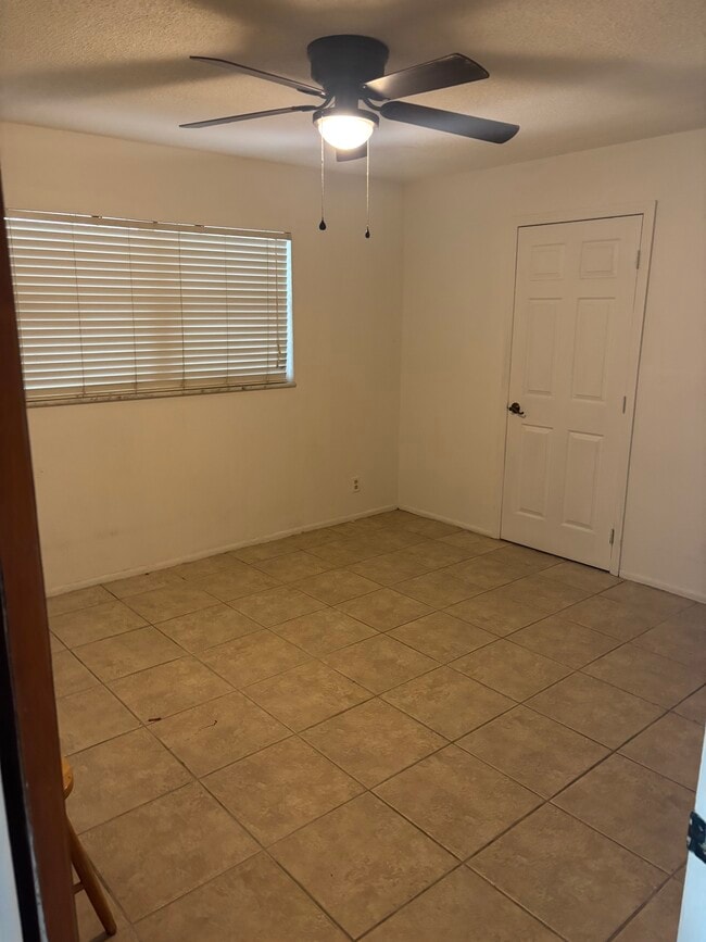 Building Photo - 1641 Maple Dr