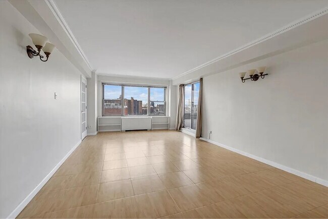 Foto del edificio - 10740 Queens Blvd
