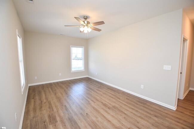 Foto del edificio - 105 Cunningham Rd