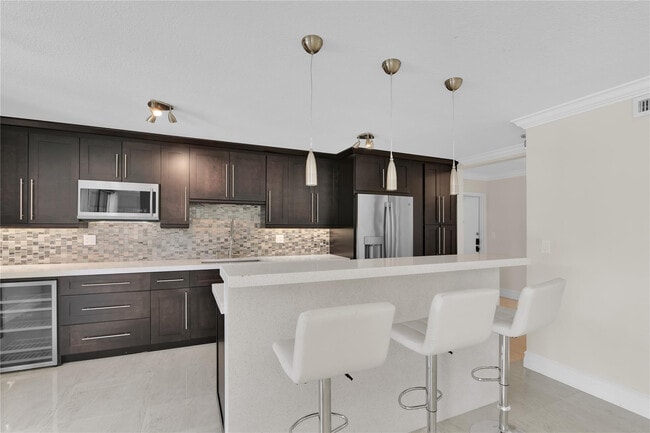 Building Photo - 250 E Royal Palm Rd