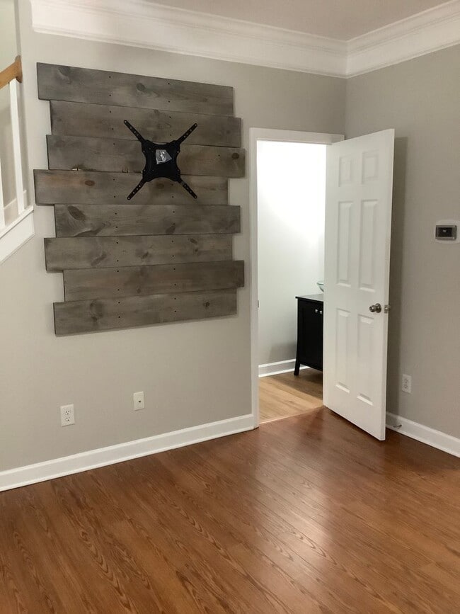 Building Photo - 2 bedrooms - 2 1/2 bath townhome - newly remodeled