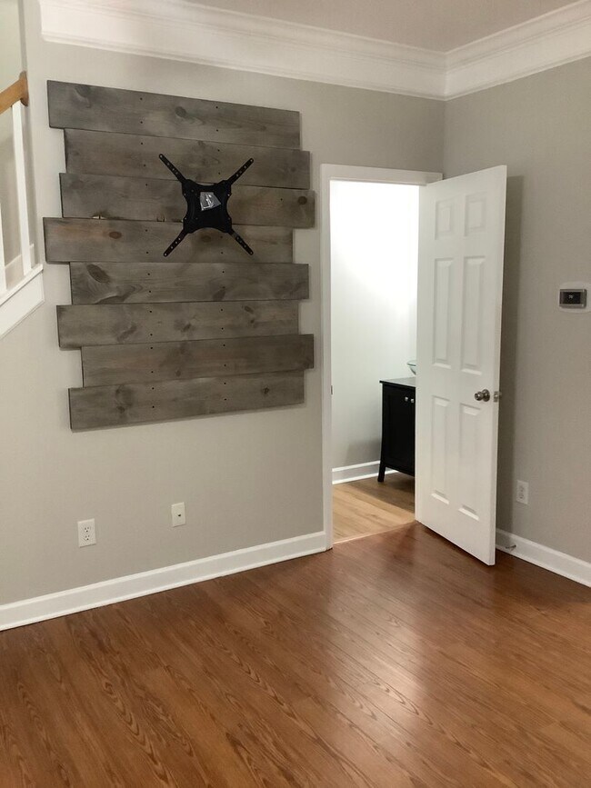 Foto del edificio - 2 bedrooms - 2 1/2 bath townhome - newly remodeled