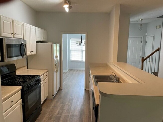 Building Photo - ***ASK ABOUT PAYING NO SEC DEP***645 North Fairfield Dr: 4BD, 2.5BA Home on Quiet Street in Fairf...