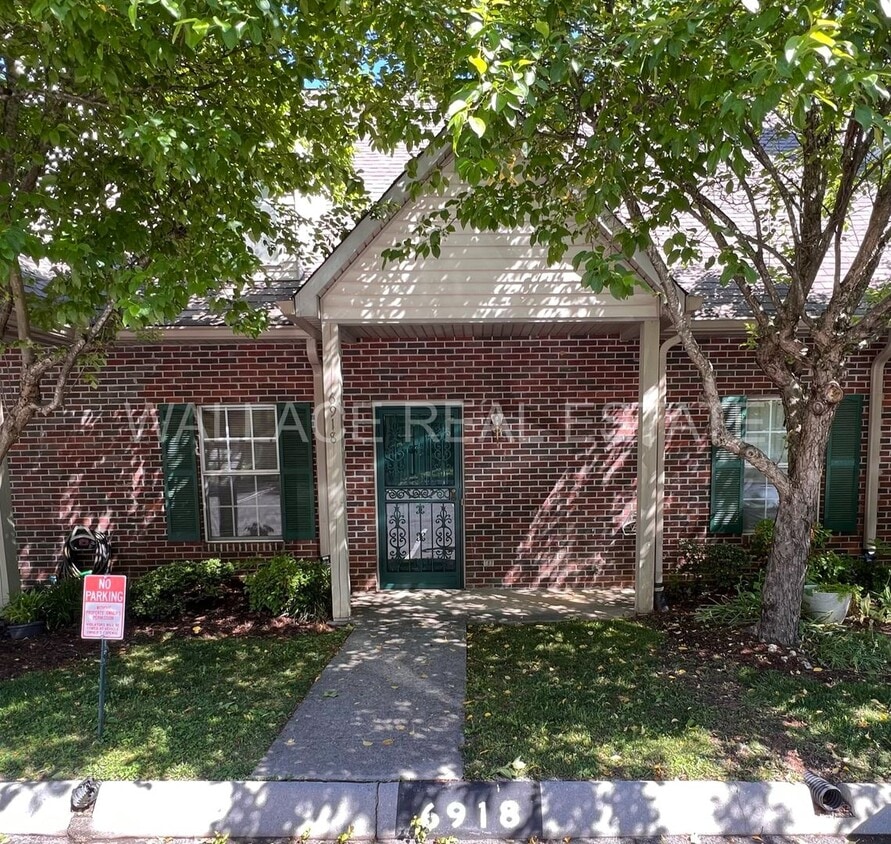 Primary Photo - SITUATED IN HALLS IN CROSSROADS NORTH...3 ...