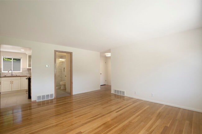 Building Photo - 1518 5th Ave W