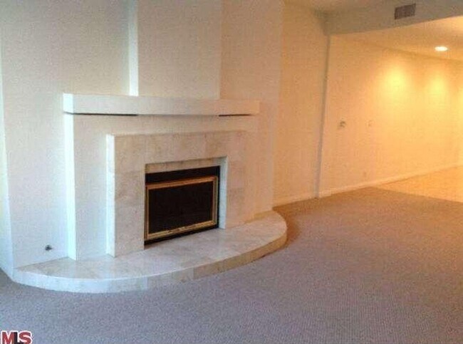 Foto del edificio - Large Updated Two-Story Townhouse For Rent