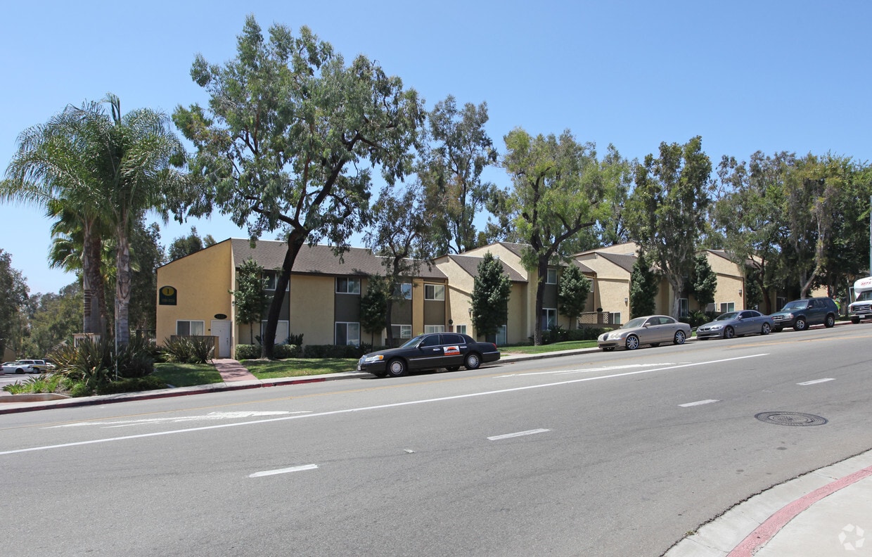 Lake Park Villa Apartments in San Diego, CA