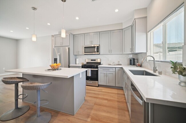 Foto del edificio - 8436 Oakdale Ave