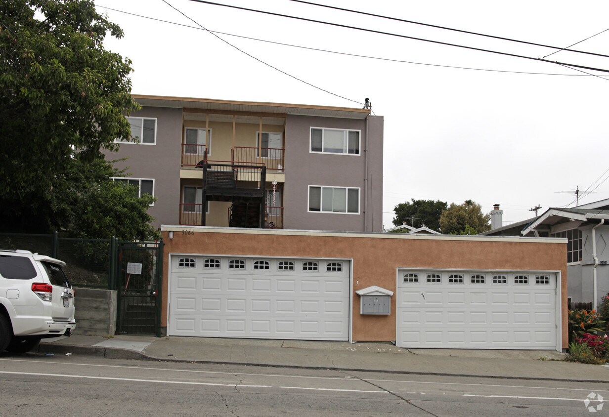 Building Photo - 3066 Macarthur Blvd