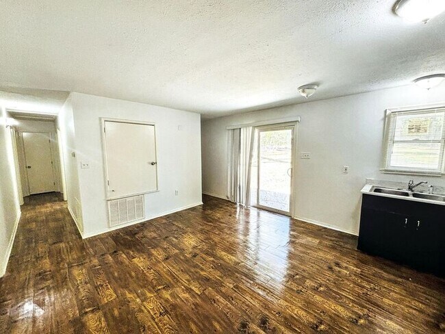 Building Photo - 1460 Woody Dr