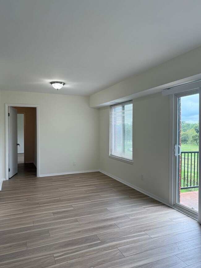 Building Photo - Renovated 2 Bedroom With Views