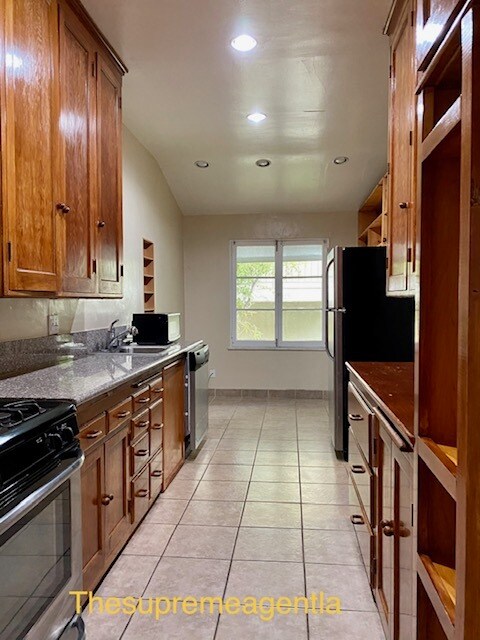Building Photo - 476 Landfair Ave