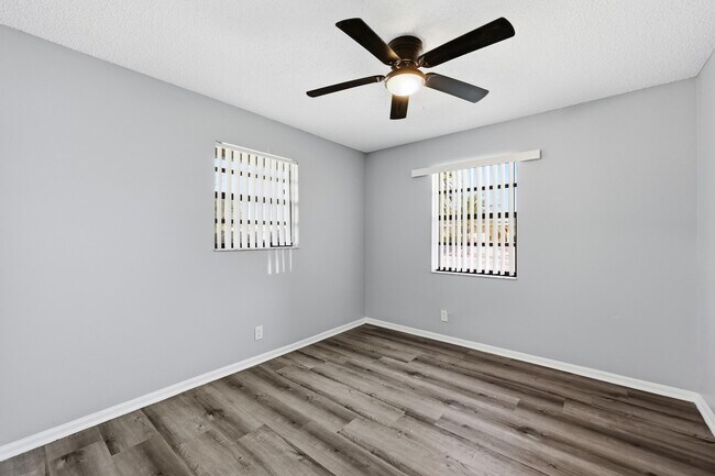 Foto del edificio - 1565 W 28th St