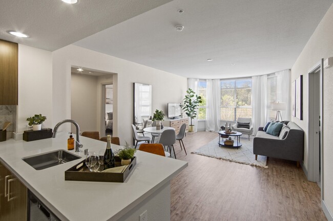 Unidad de cocina y sala de estar en Aventine Apartments en Hercules, CA 94547 - Aventine