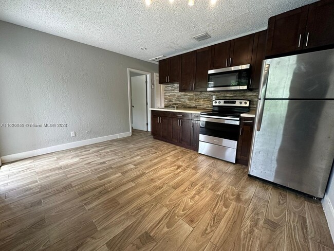 Foto del edificio - 647 NW 3rd Ave