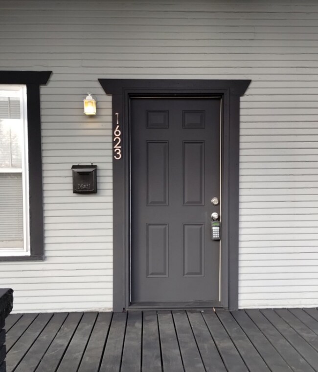 Building Photo - 3 Bedroom Bungalow!  Plaza District!  $1025.