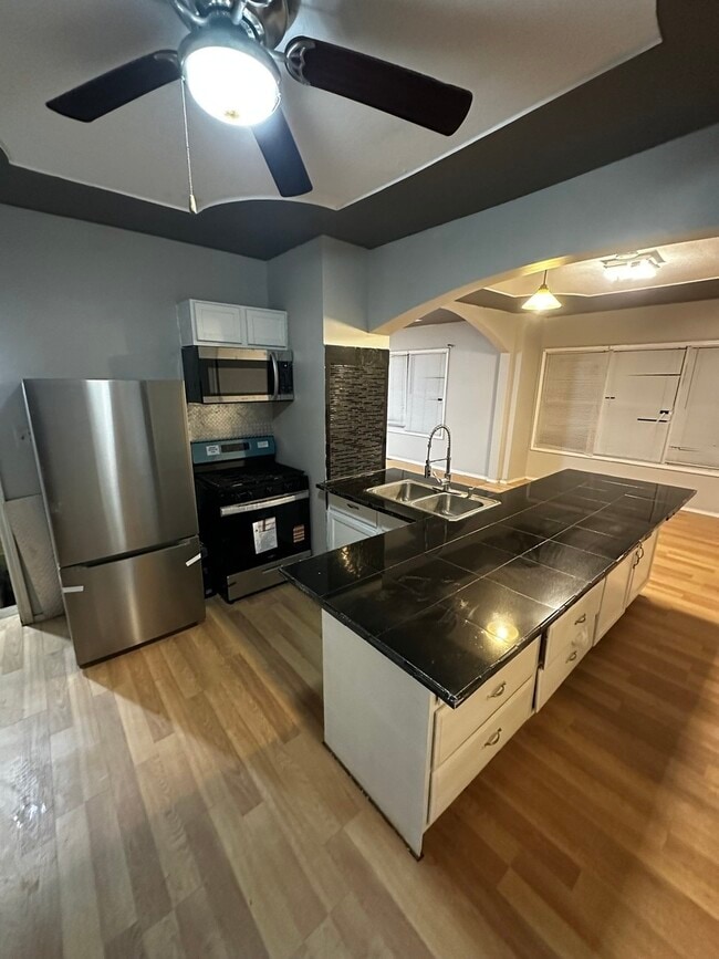 Building Photo - 435 S Poplar Ave