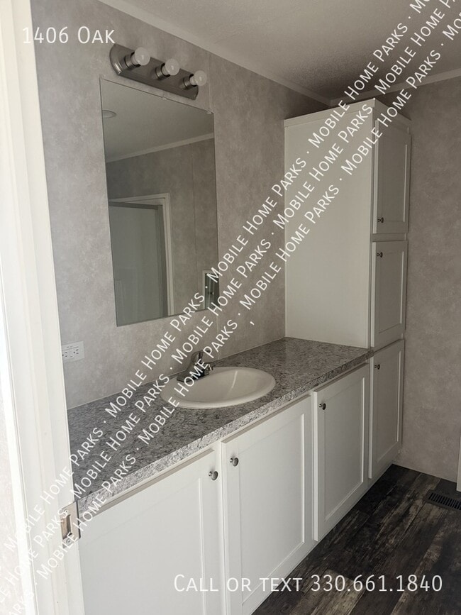 Building Photo - 1406 Oak-
