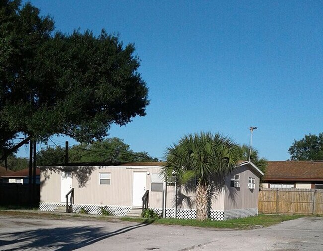 Foto del edificio - Adorable 2 bedroom 1 bath manufactured home for rent near Combee area!!!
